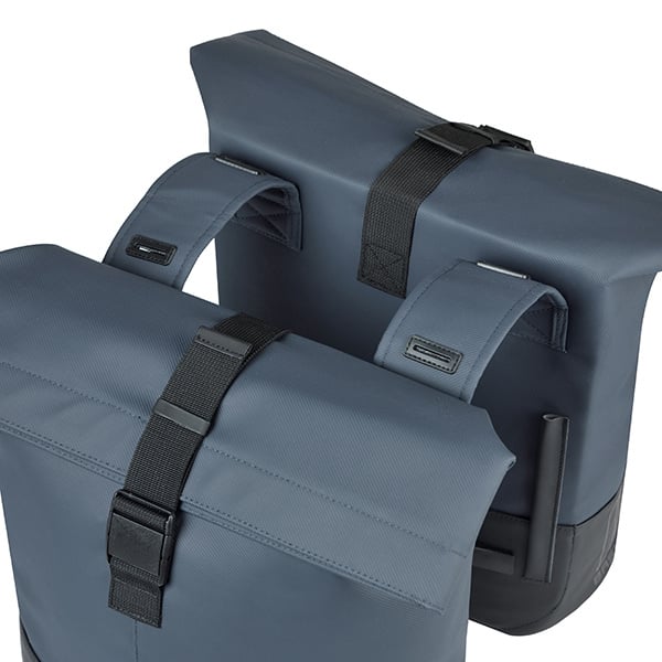 basil-cove-dubbele-fietstas-28-32l-marineblauw-zwart